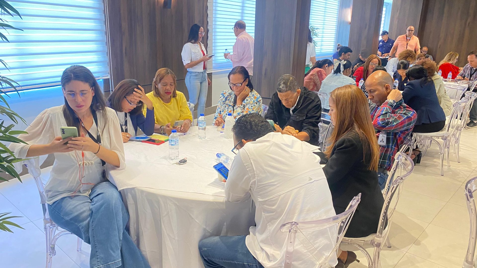 Emprendedor usando su celular para atender a sus clientes